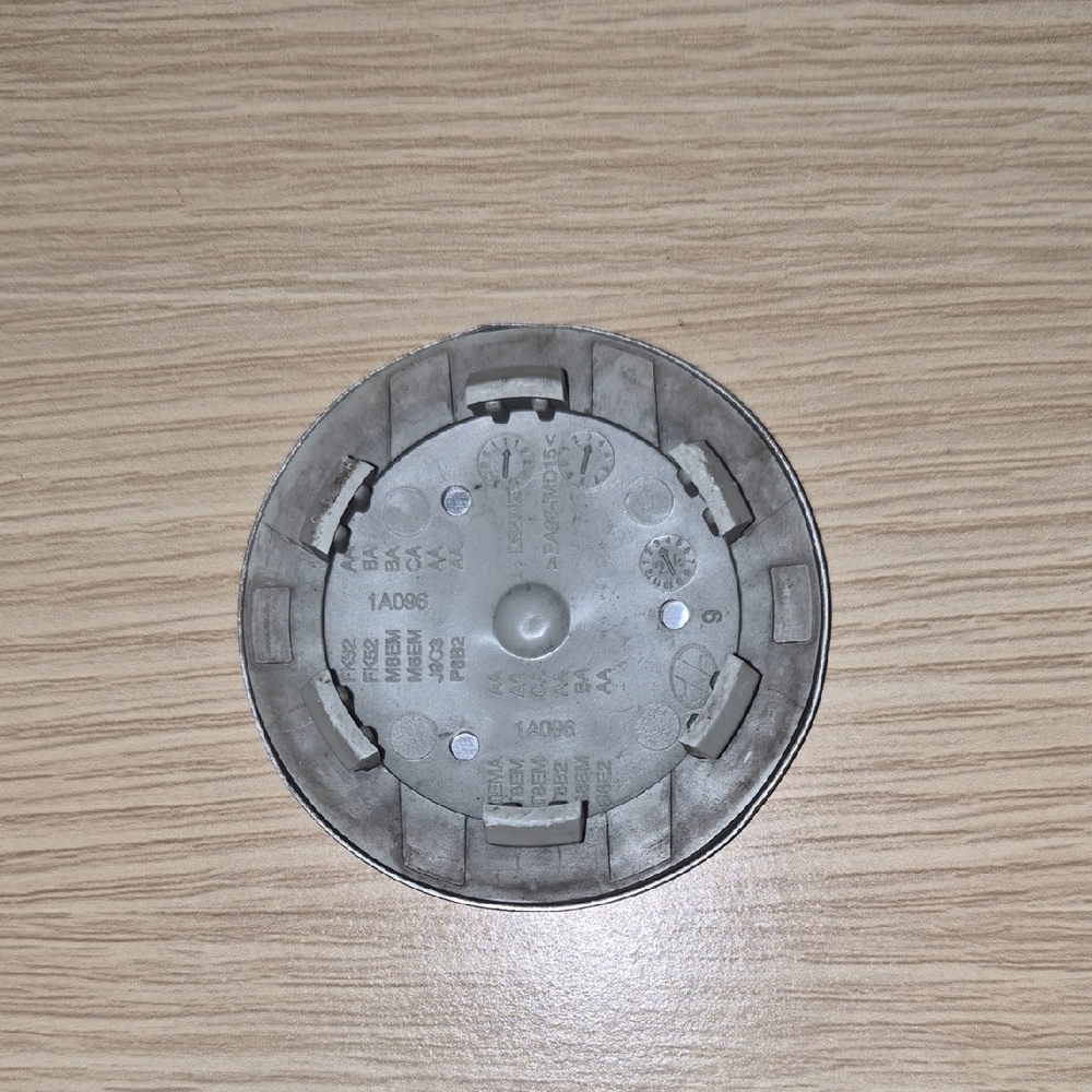 Land Rover Black and Silver Emblem - Picture 2 of 2